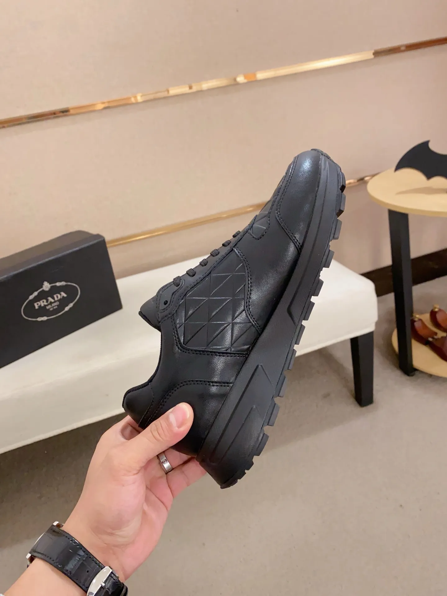Men's shoes 💰: 500💰 [Prada～Prada] Trendy new styles are on the market. Same style as the official website. Counter quality. Original matching. [Strong] [Strong] Selected first-layer cowhide fabric. Comfortable and breathable sheepskin lining, fine workmanship, upper layer made of 100% pure cowhide, original last shape, comfortable on the feet, shoe sizes 38 to 44
